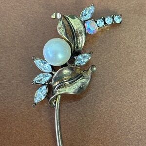 Elegant Gold and Pearl Brooch
